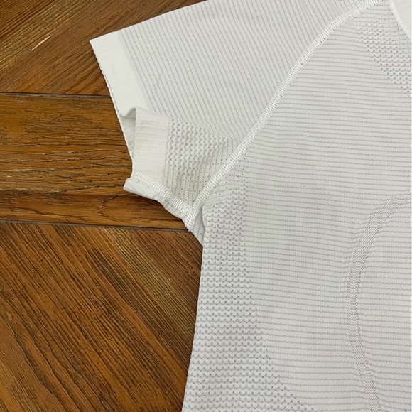Lululemon Swiftly Tech Short Sleeve Crew in Heathered White - Size 12 - Picture 7 of 8